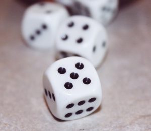 hvide spille terninger 300x260 - Hvor almindeligt er det at gamble?